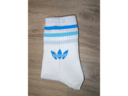 Adidas con lineas tono celeste