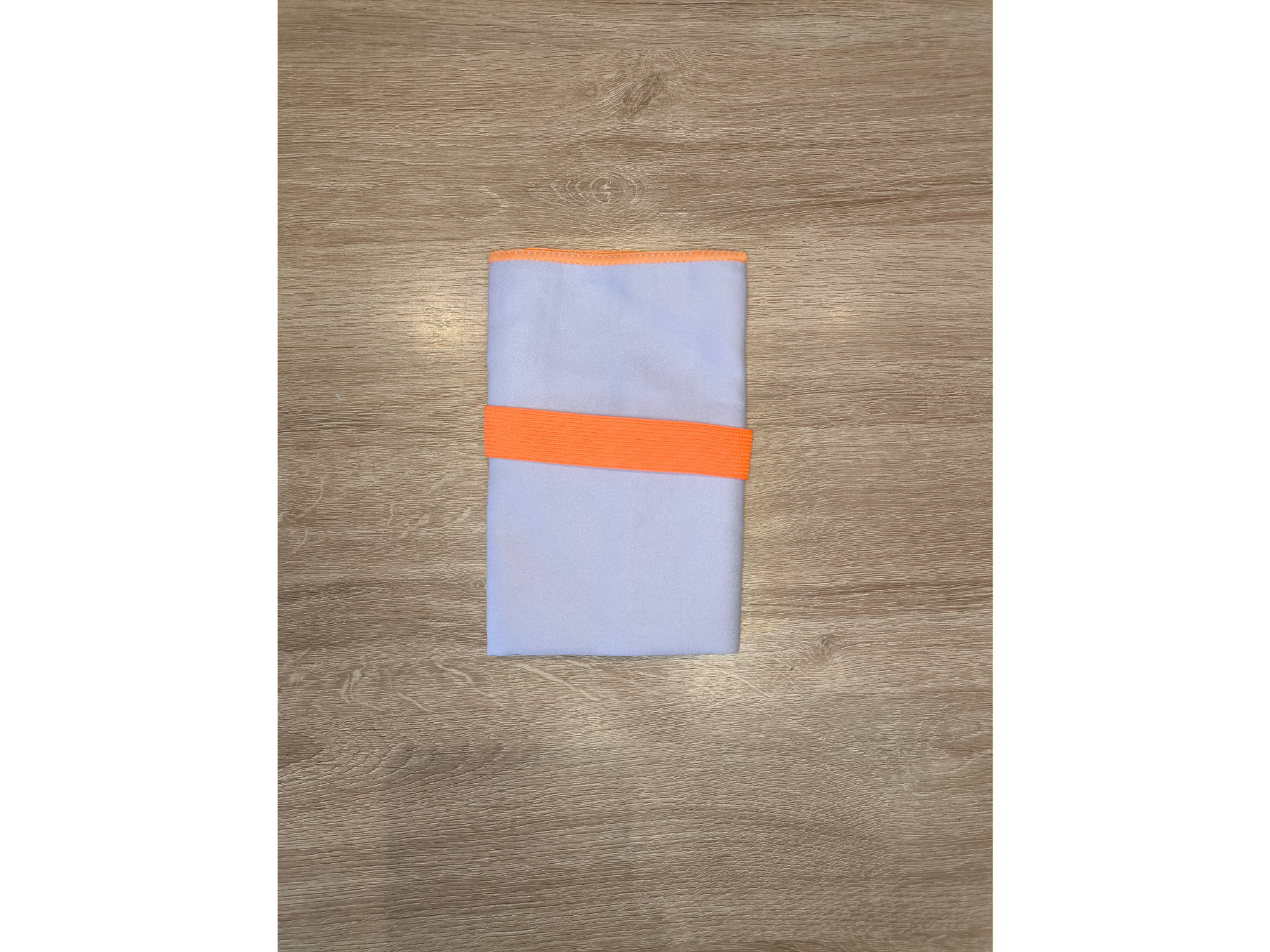 Microfibra lila con naranja flúor