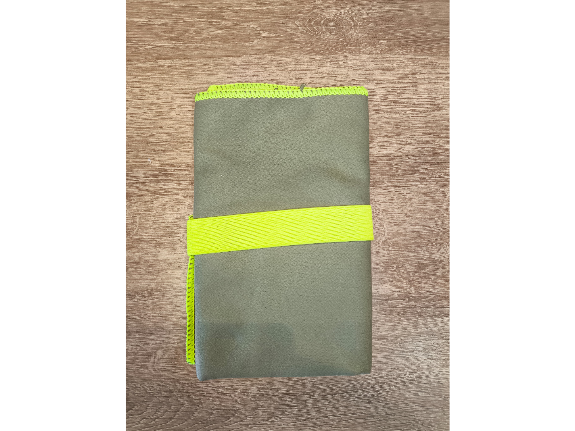 Microfibra verde olivo con amarillo flúor