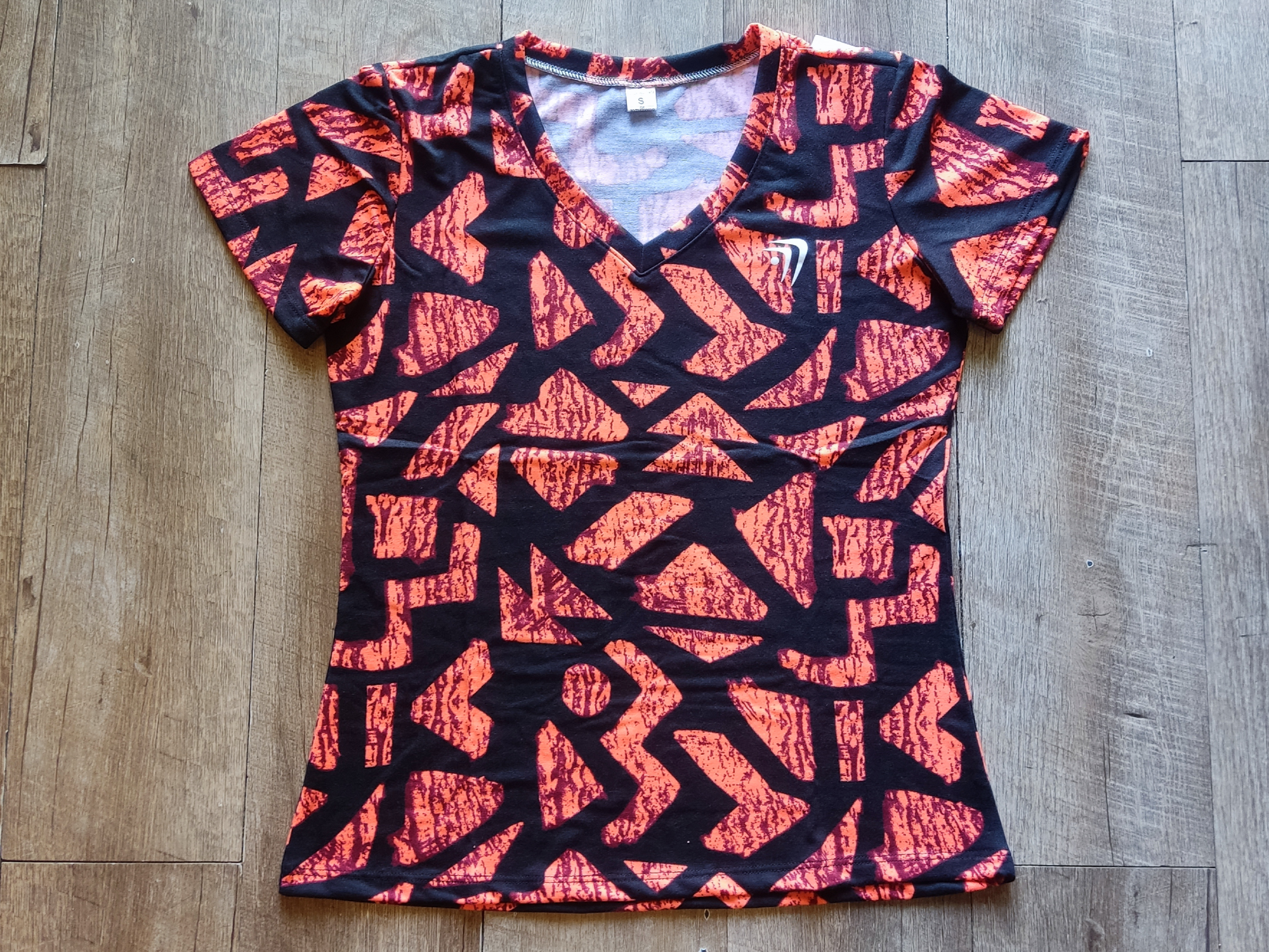 Remera Combina Naranja/Negro