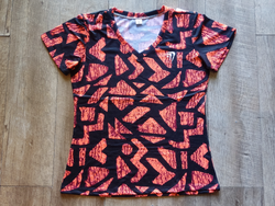 Remera Combina Naranja/Negro