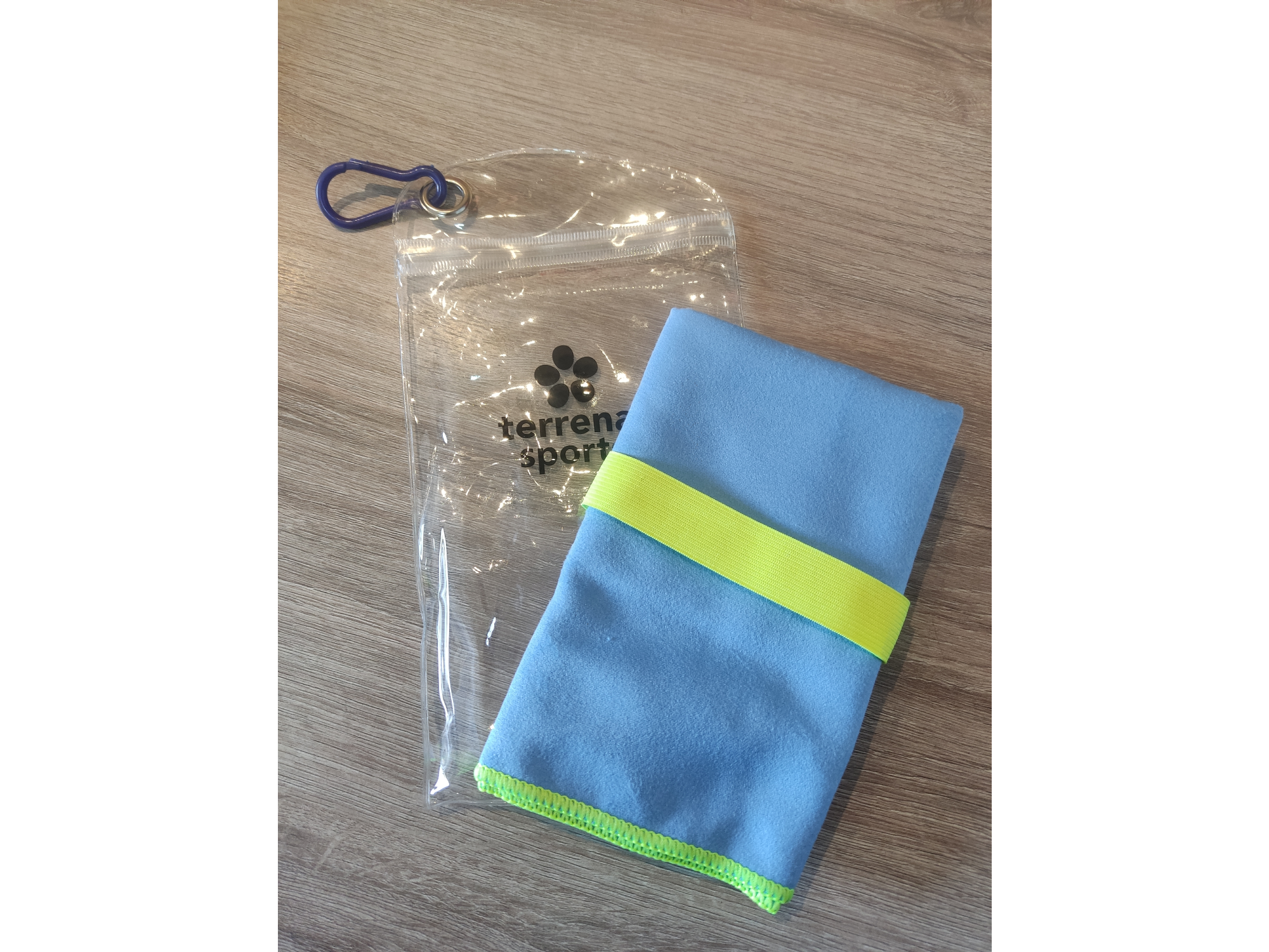 Microfibra celeste con amarillo flúor