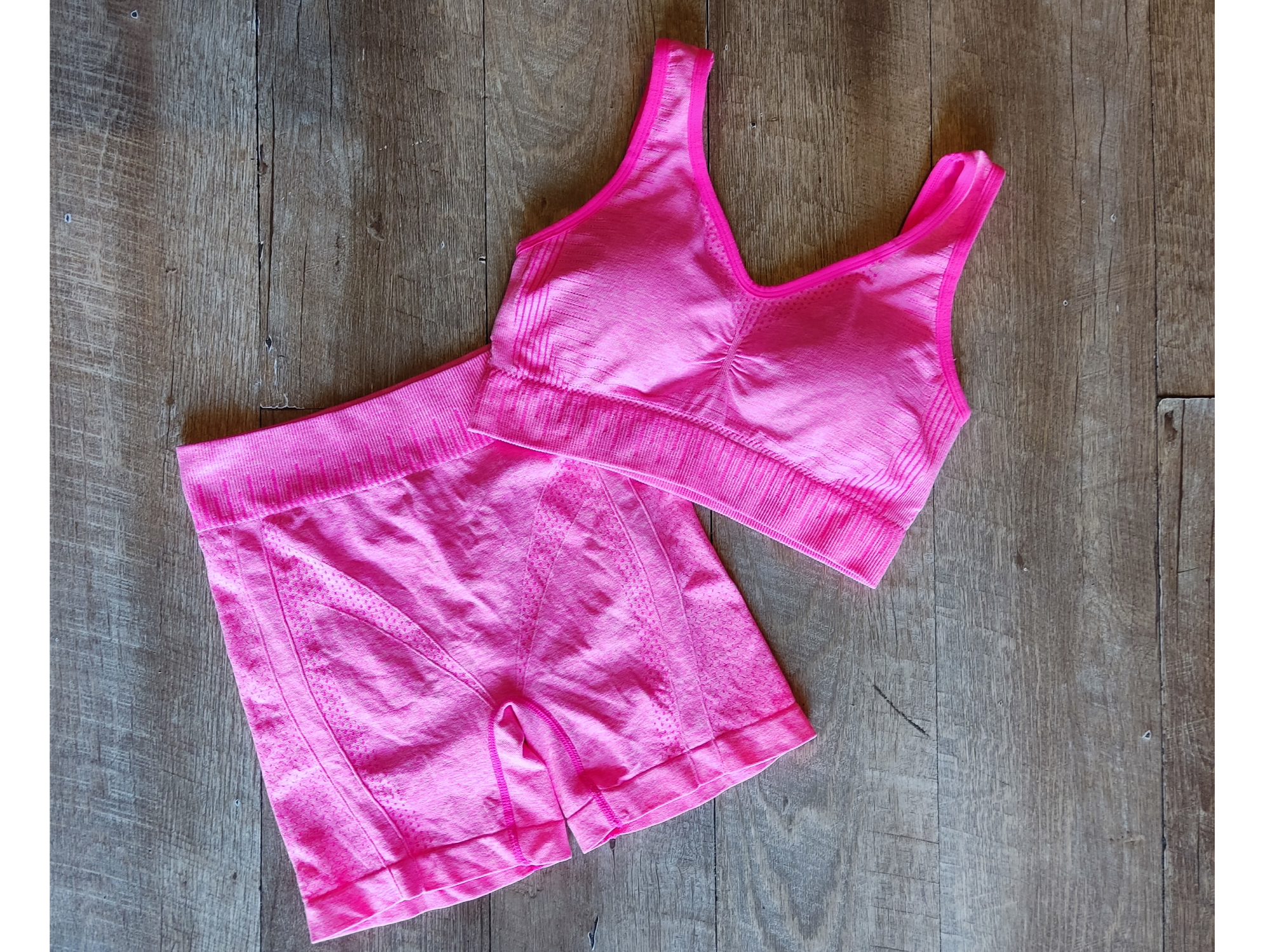 Rosa flúor - top y short