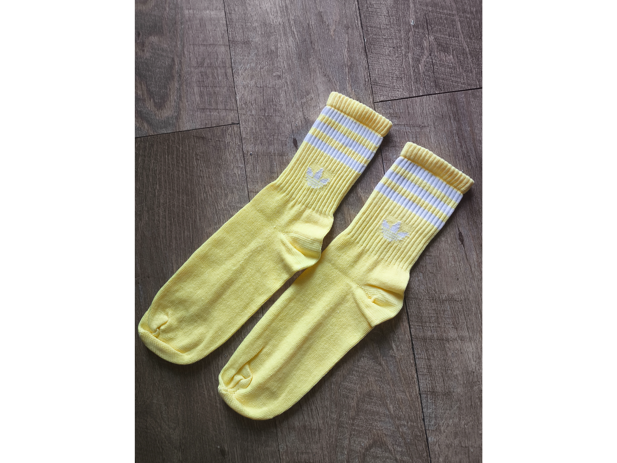 Adidas amarillo pastel con lineas blancas