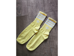 Adidas amarillo pastel con lineas blancas