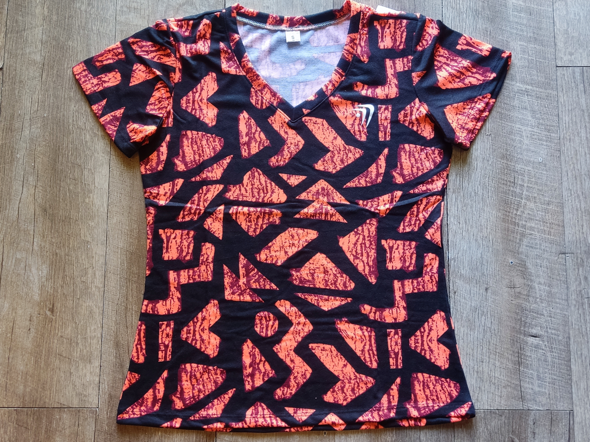 Remera Combina Naranja/Negro