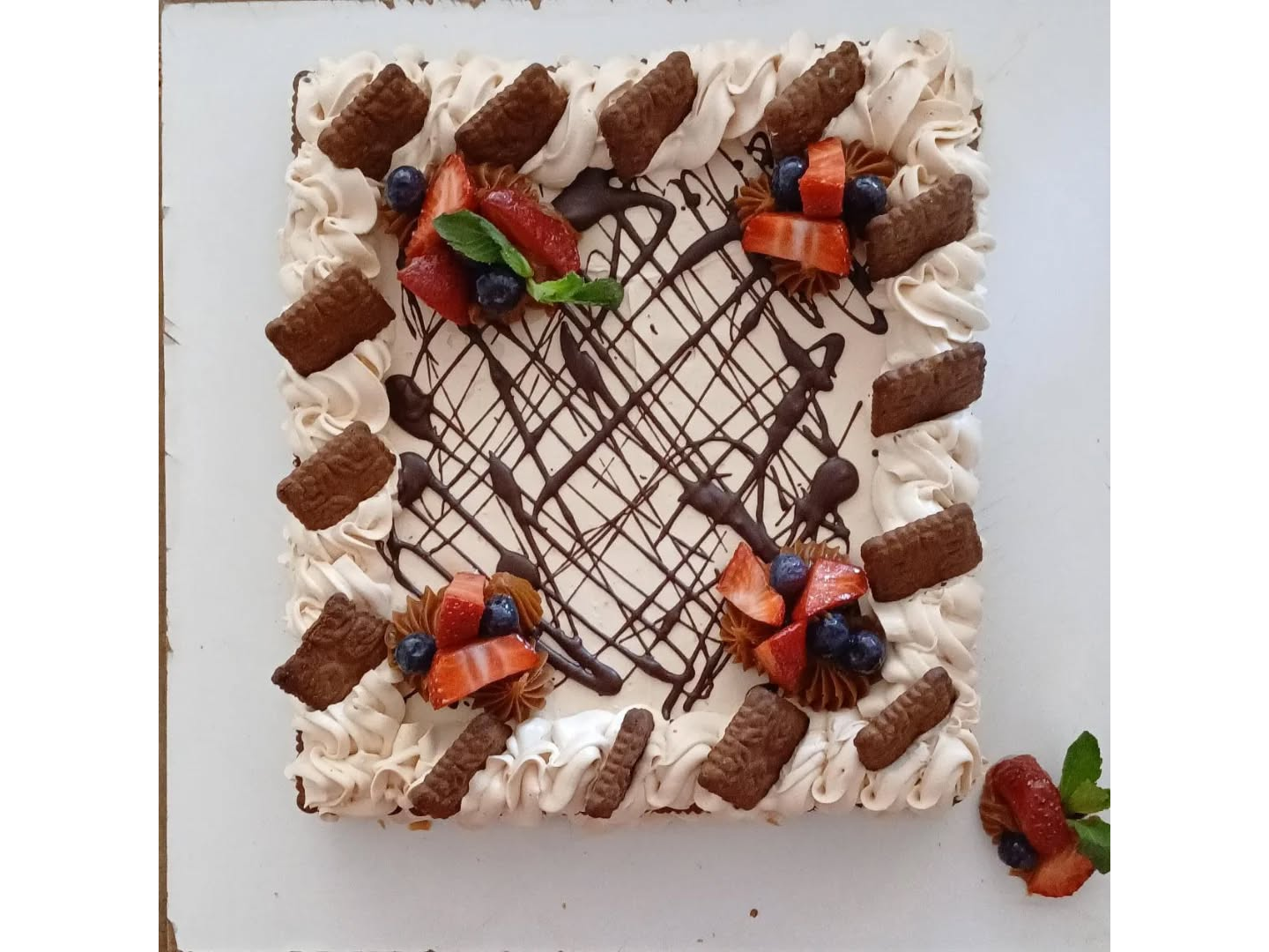 CHOCOTORTA CUADRADA CON FRUTILLAS Y ARANDANOS