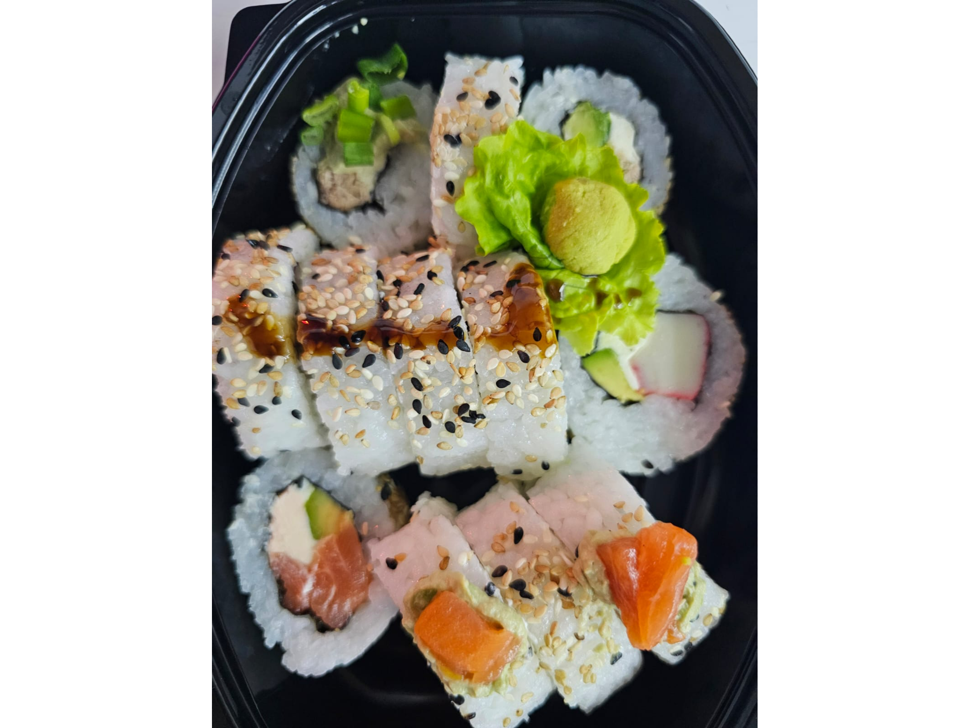 Combo Sushi Mediodia: 10 Piezas de Sushi + 2 Arrolladitos +  2 Bombitas Crunch