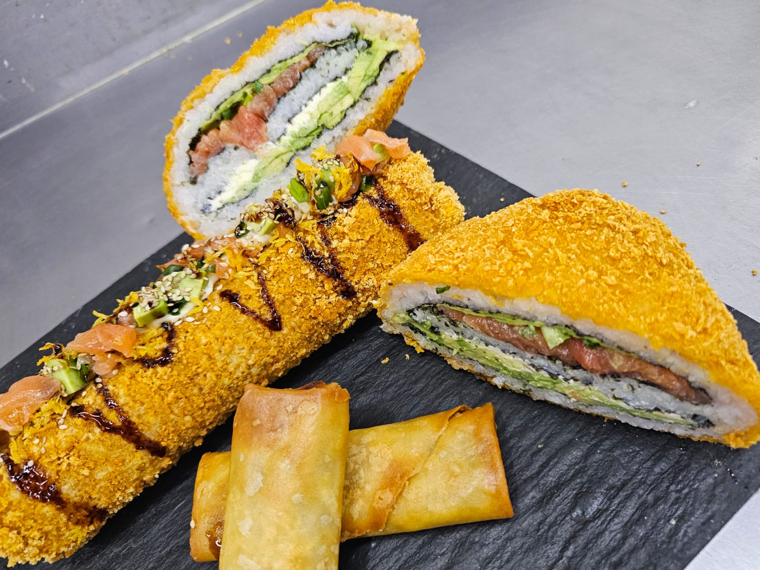 Burger Sushi + Pancho Hot + 2 arrolladitos de Carne