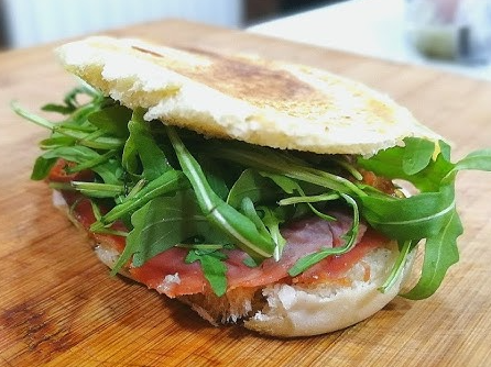 Rucula Crudo y Parmesano