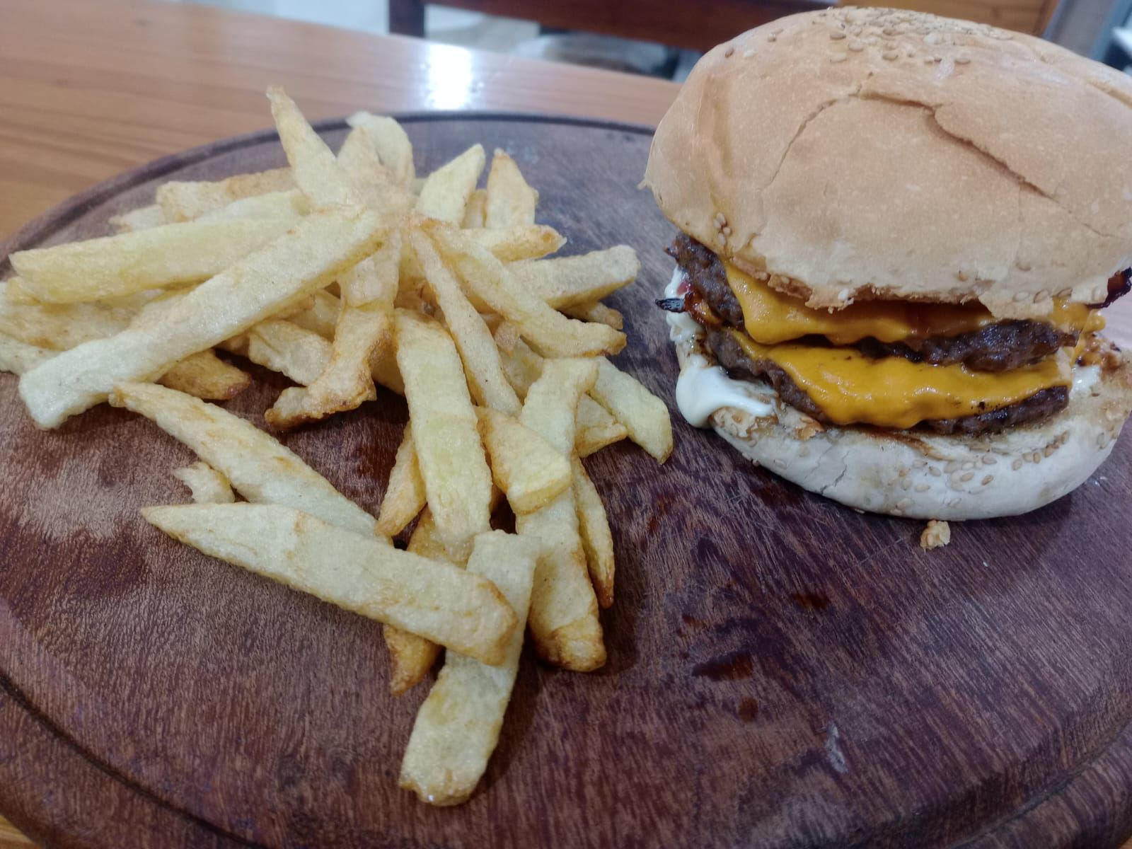 Doble chesse burger + papas