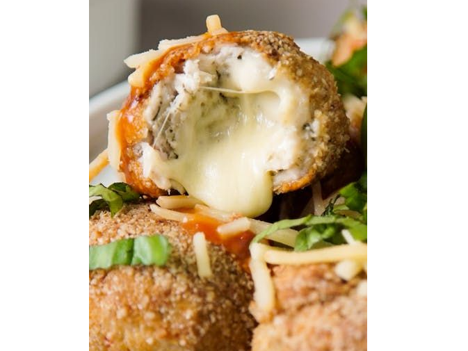 Albondigas de pollo rellena de jamon y queso