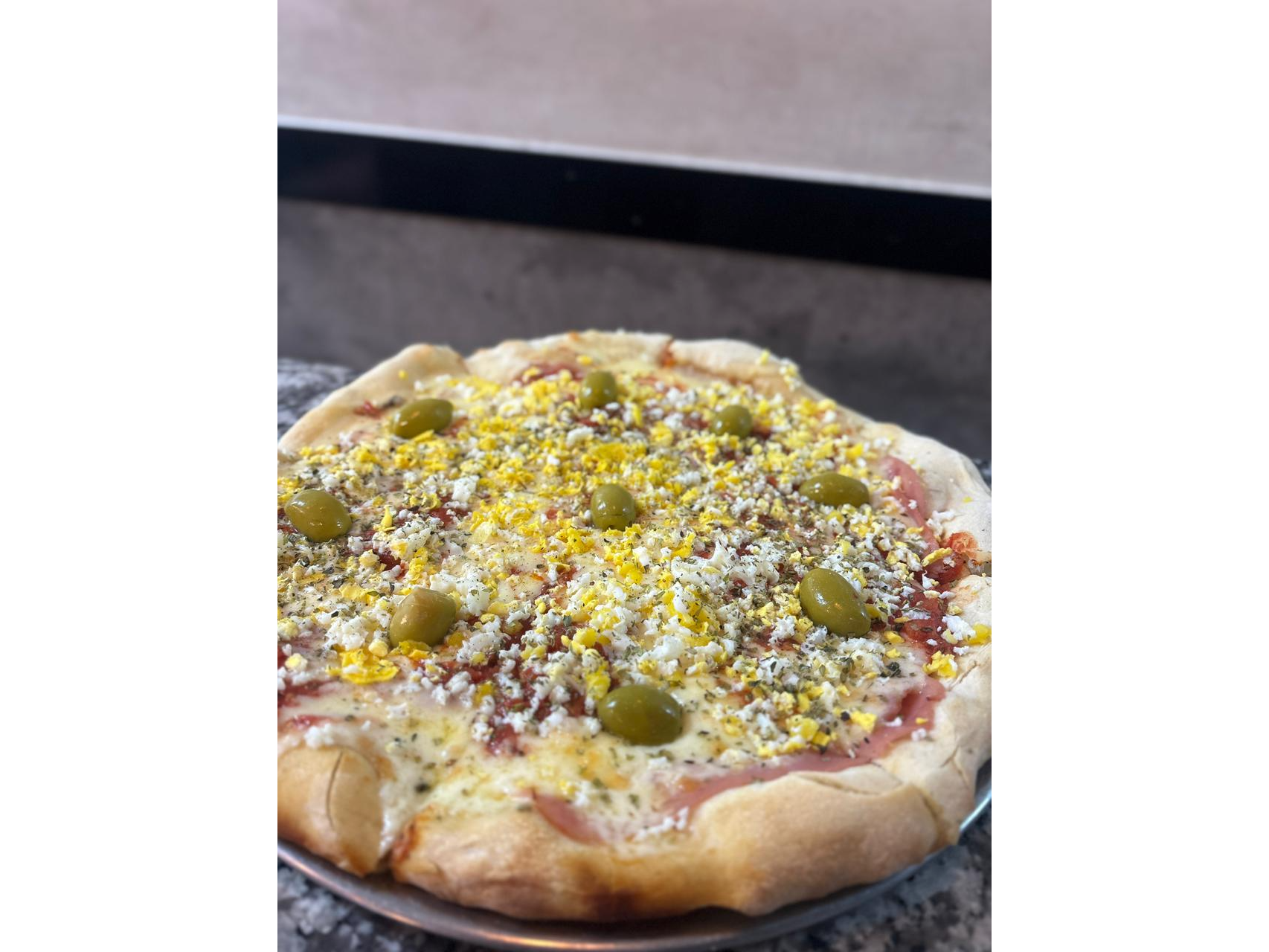 Muzzarella con jamón y huevo duro