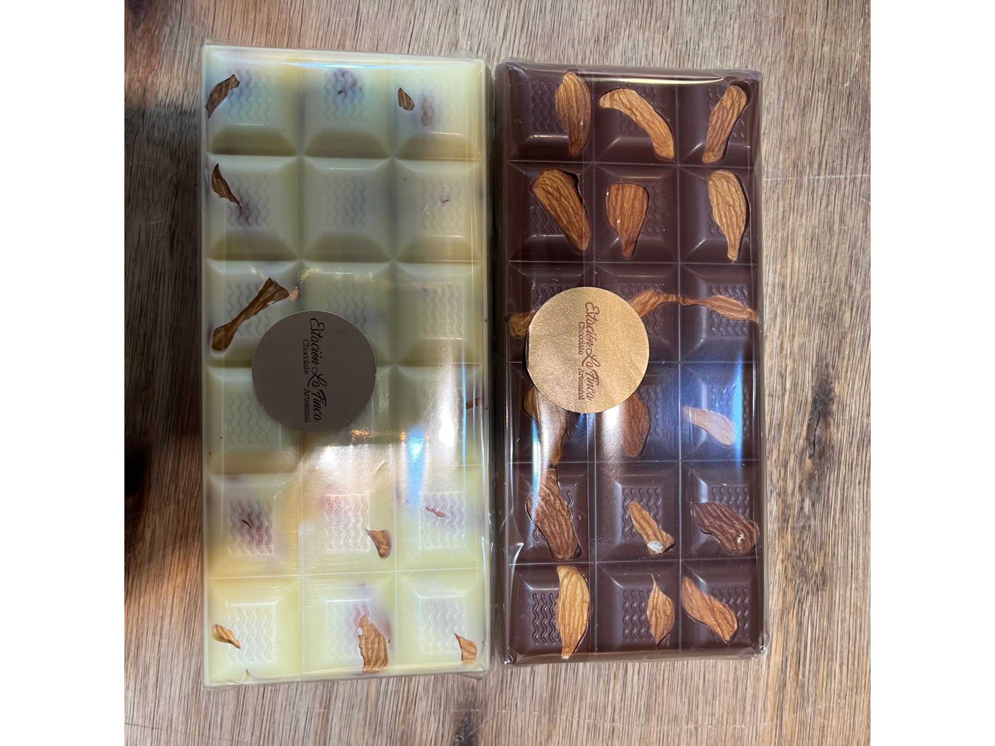 Tableta de chocolate con almendras