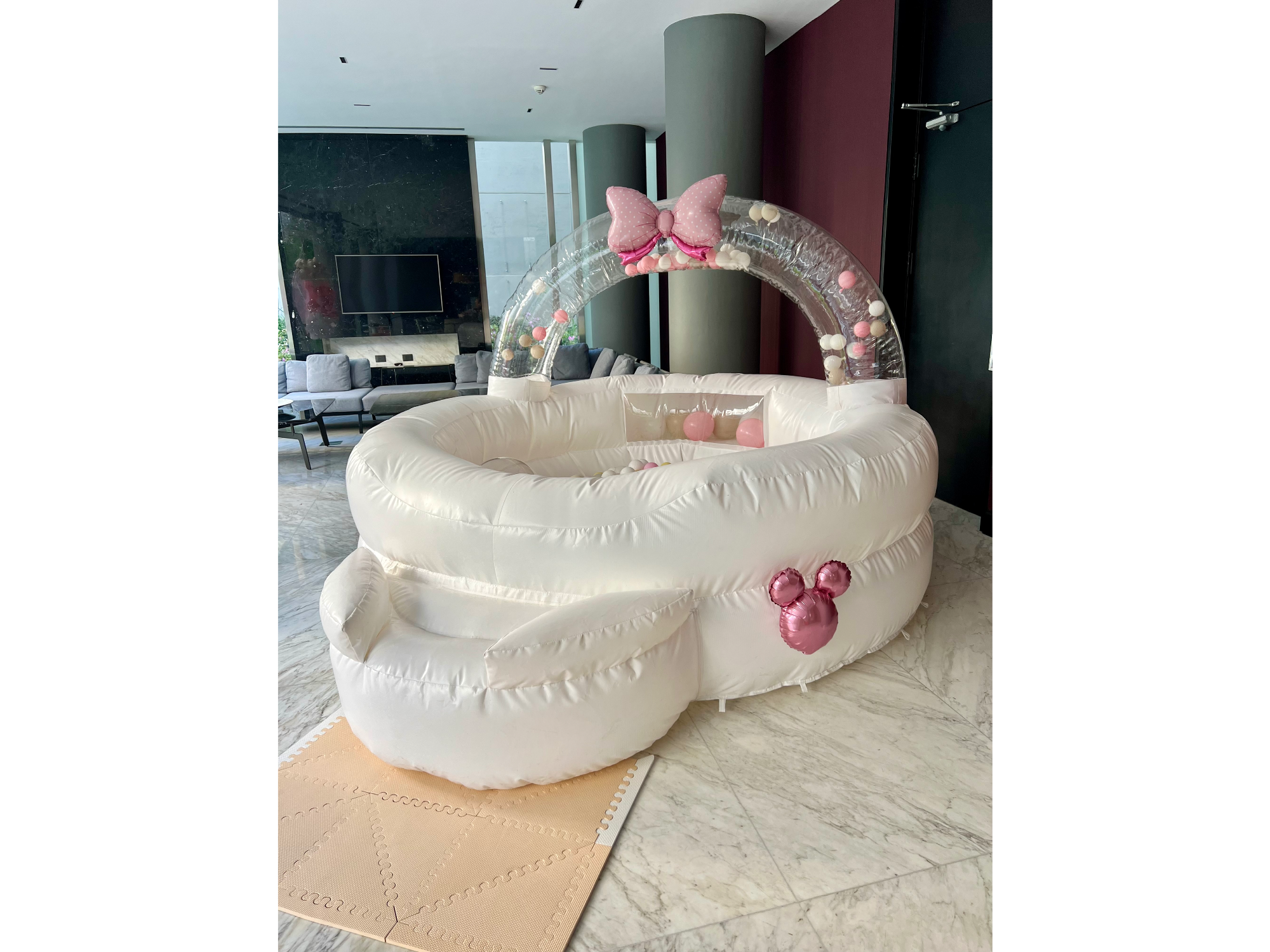 COMBO 6 INFLABLE PICOS WHITE 3X3 + PELOTERO BURBUJAS+ DECO MINNIE BEBE