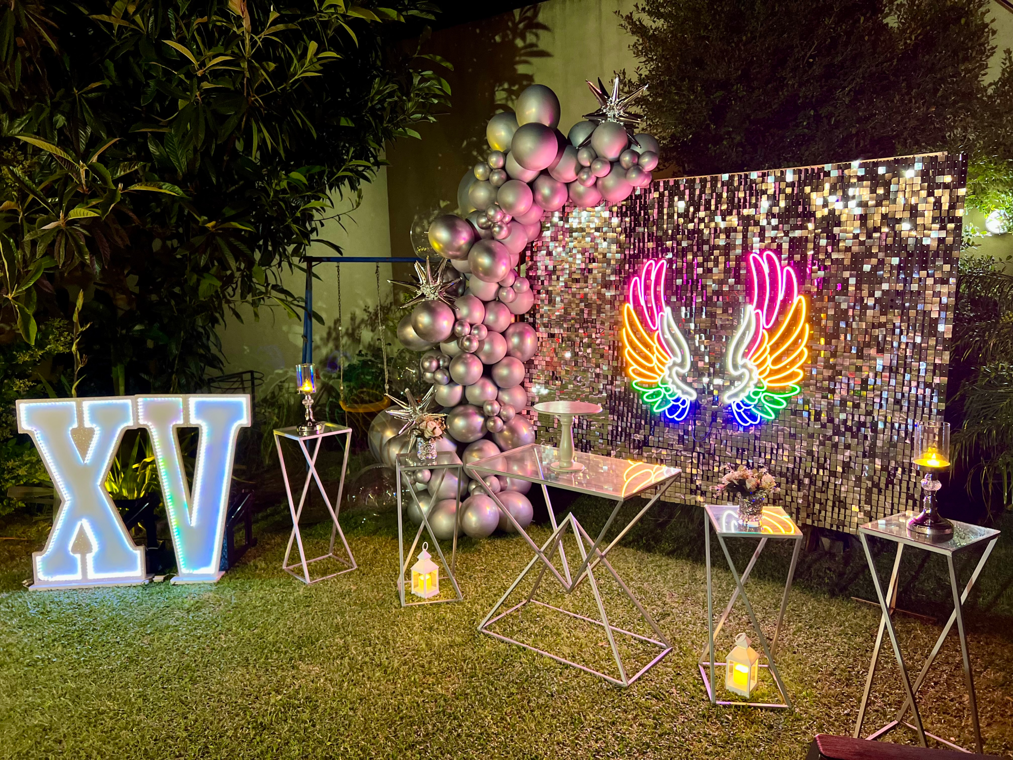 DECO SHIMMER WALL CON ALAS DE NEON LED
