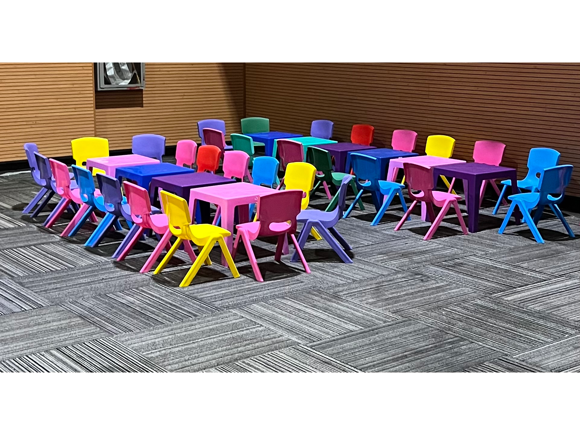 SILLAS DE COLORES