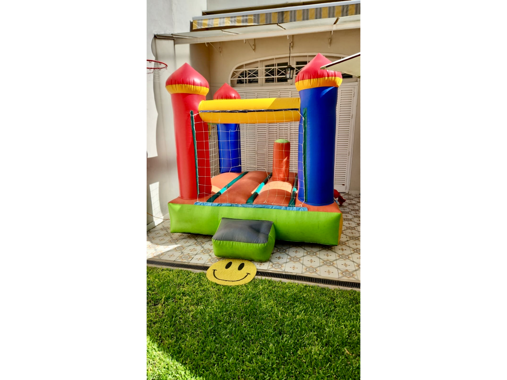 COMBO 2 INFLABLE + PLAZA BLANDA (sin pelotero) + 10 SILLAS C/MESAS