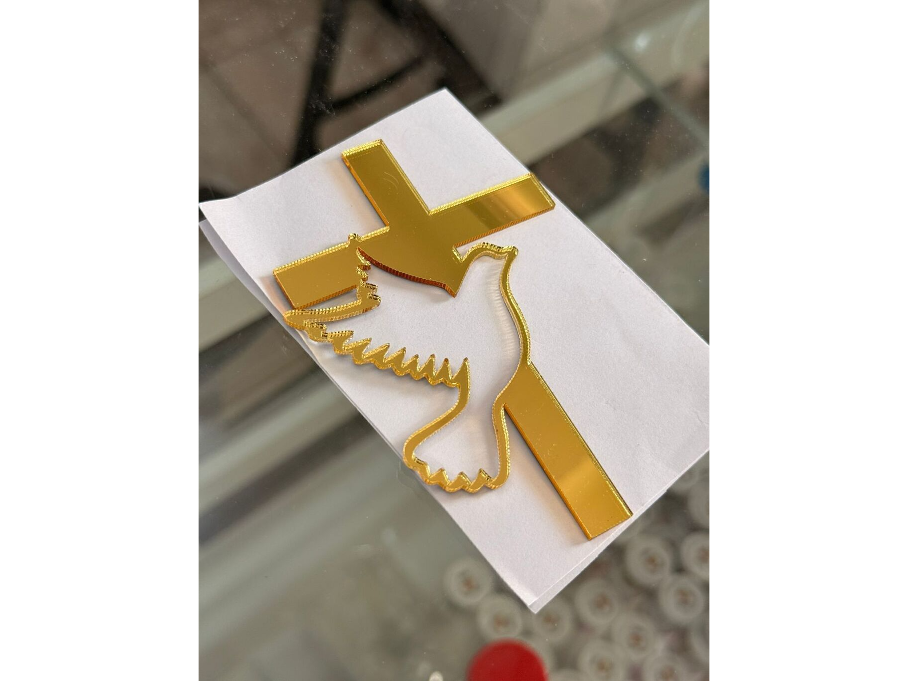 Aplique para torta de acrilico espejado cruz dorada con paloma (10 x 7cm) xunidad