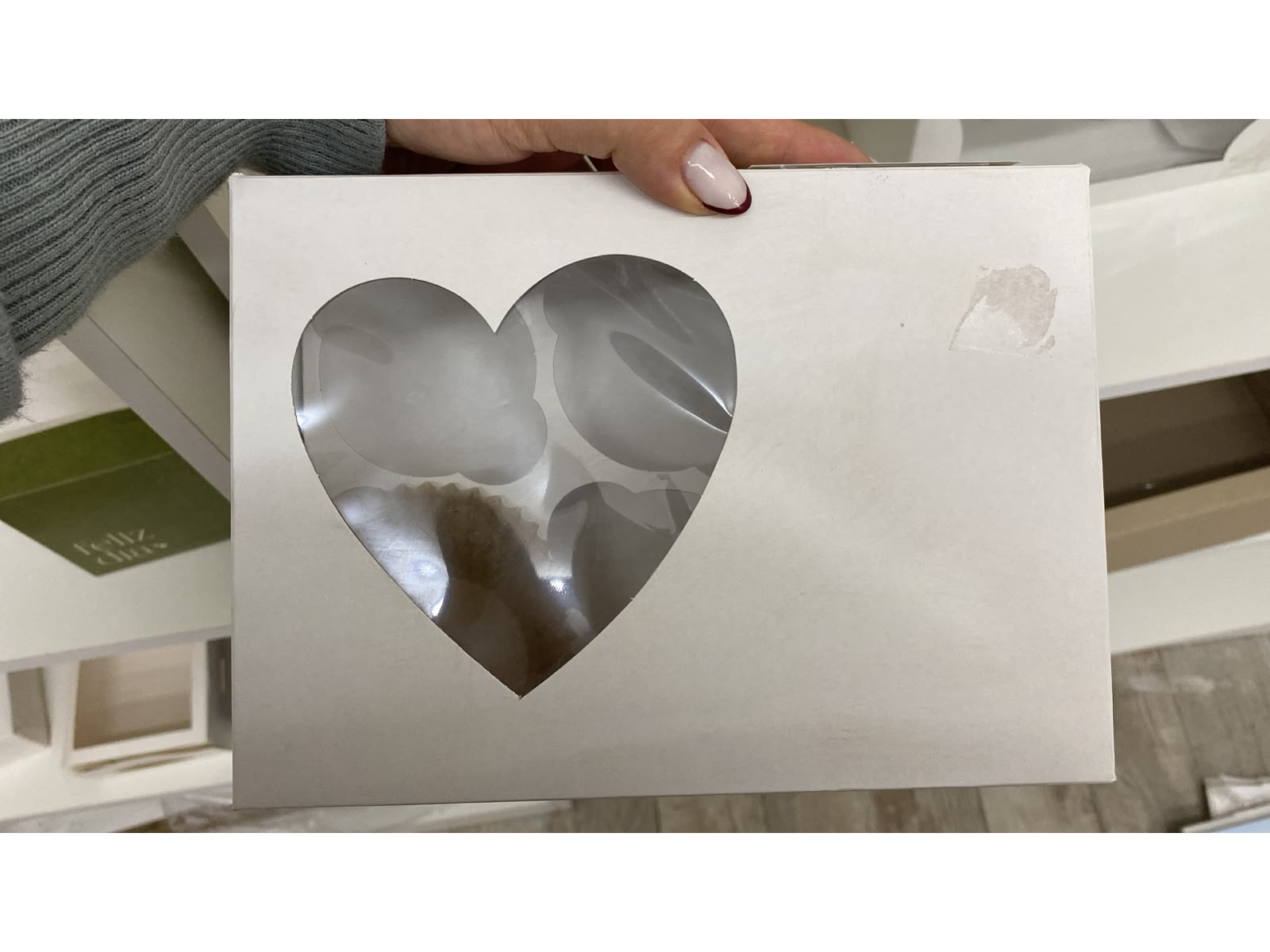 Caja multiuso corazon con ventana 6 cupcake(21x15x8cm) ART700
