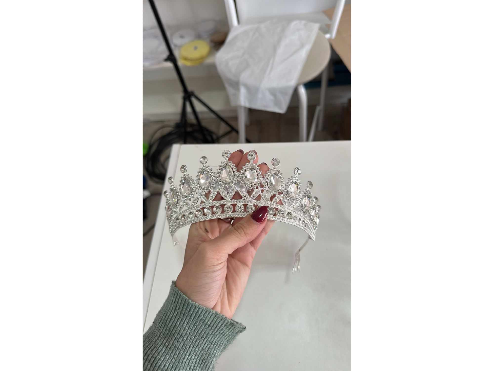 Corona premium plateada gemas y strass x1