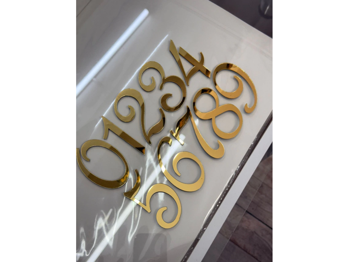 Aplique para torta numero de acrilico espejado dorado x8cm