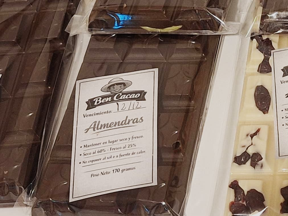 Tabletas de chocolate negro con almendras