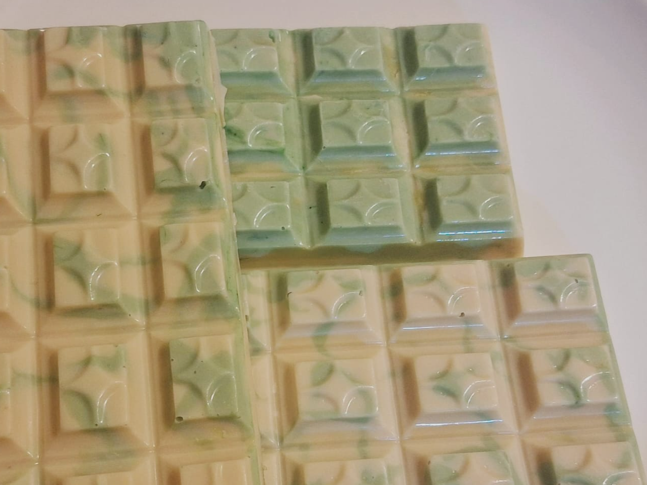 Tabletas con relleno crema de pistacho chocolate Blanco