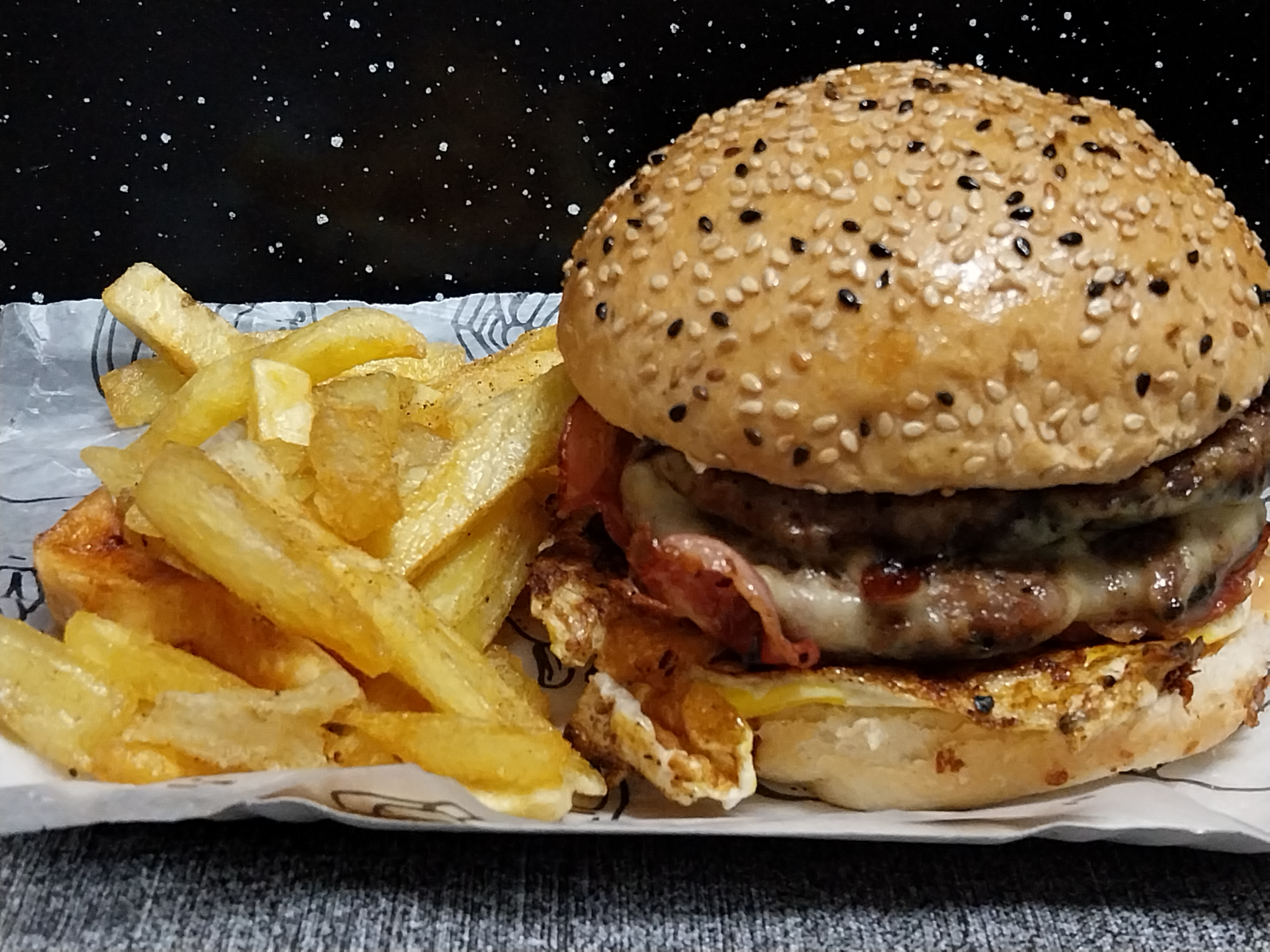HAMBURGUESA DOBLE CARNE CHEESE & BACON + PAPAS FRITAS