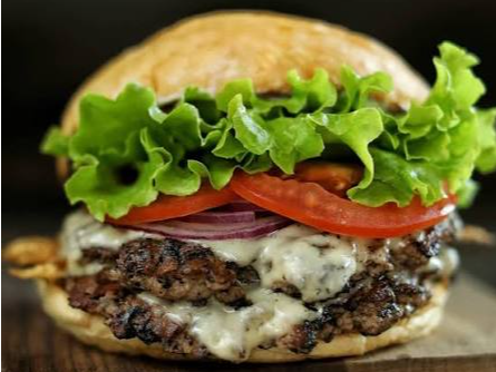Hamburguesa Doble Carne con Papas Fritas.