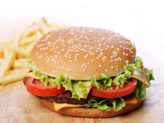 Hamburguesa Completa con Papas Fritas. de Pronto Chef