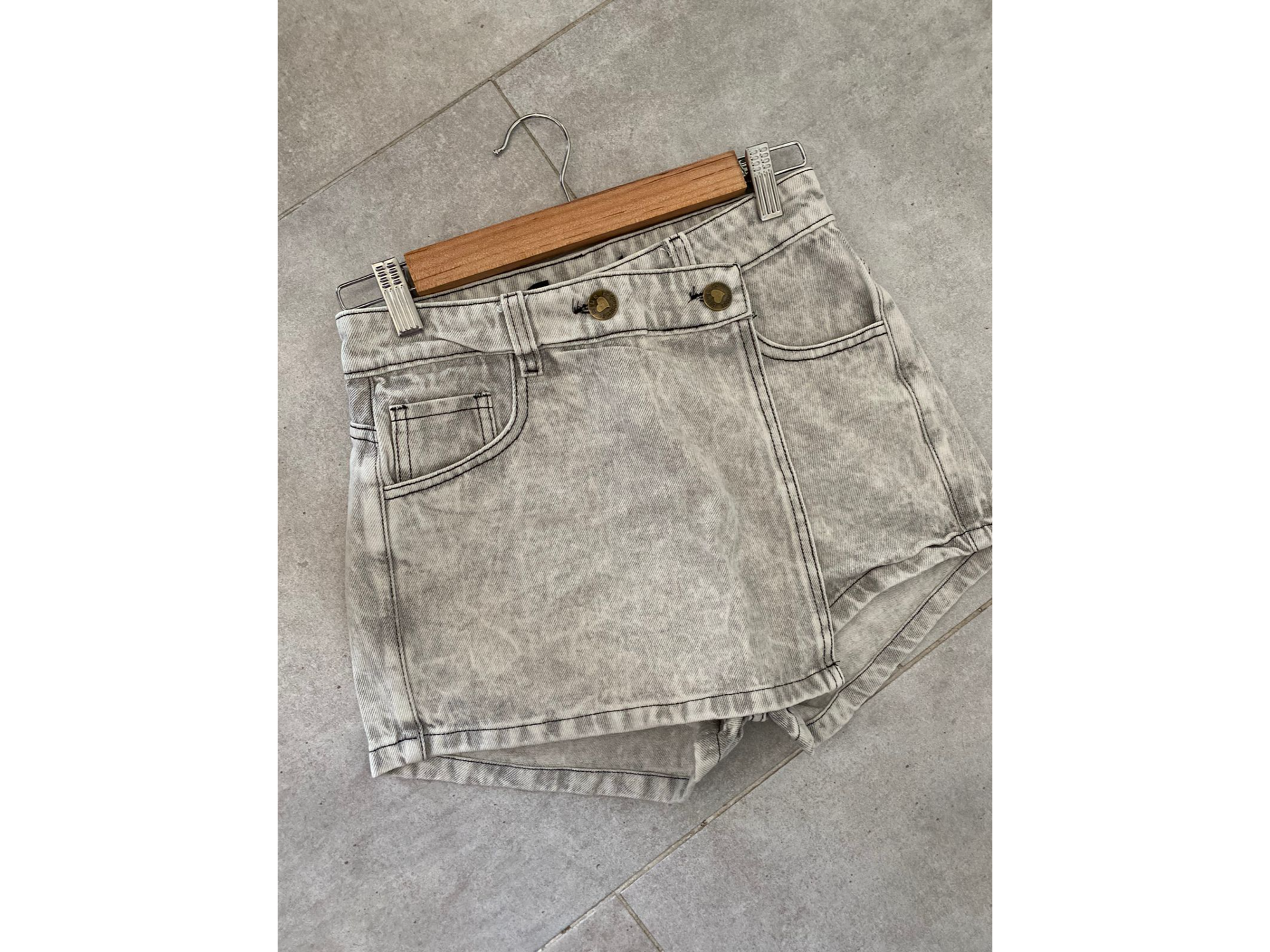 Short pollera gris claro