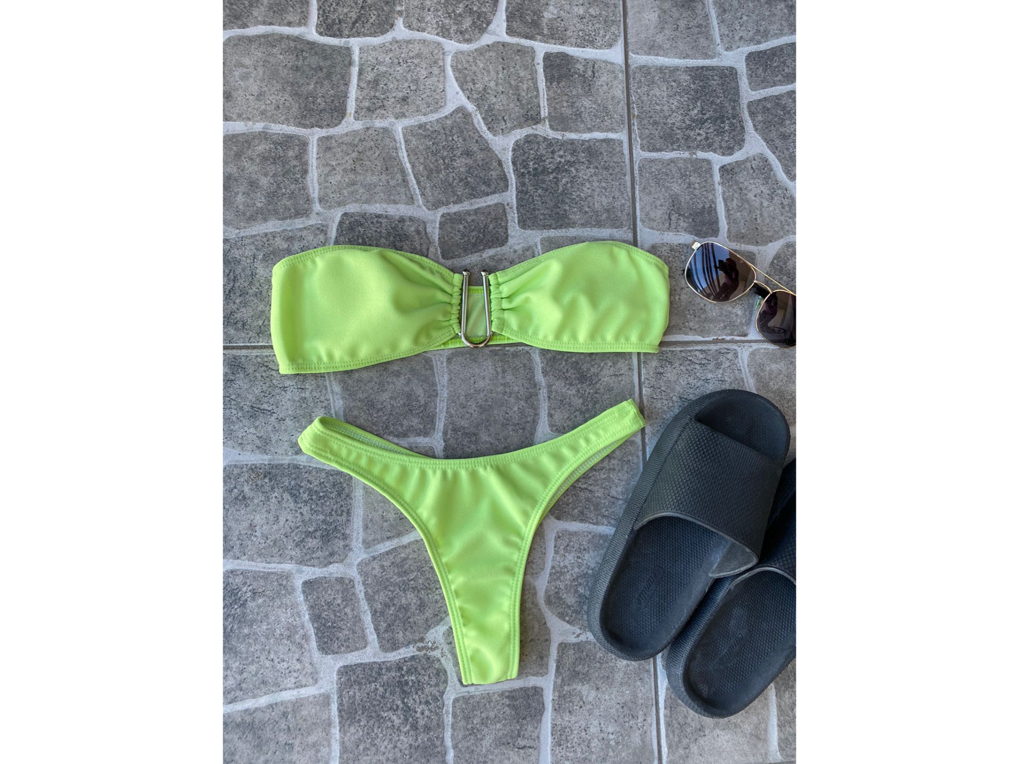 Bikini top VERDE LIMA (dijé plateado U)