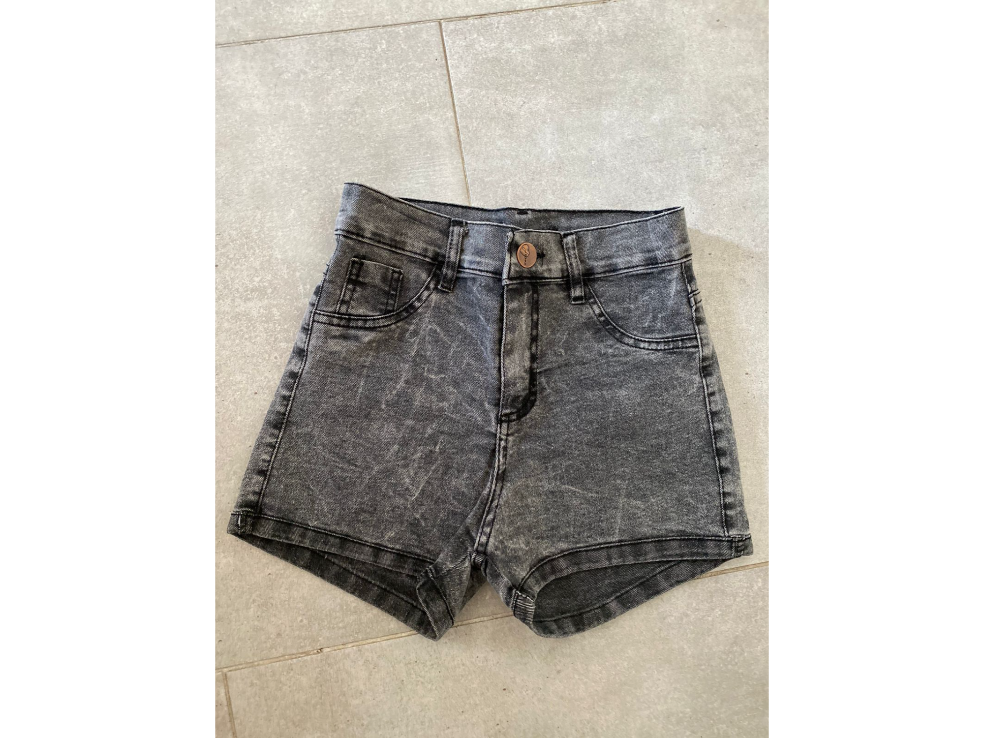 Short gris elástizado