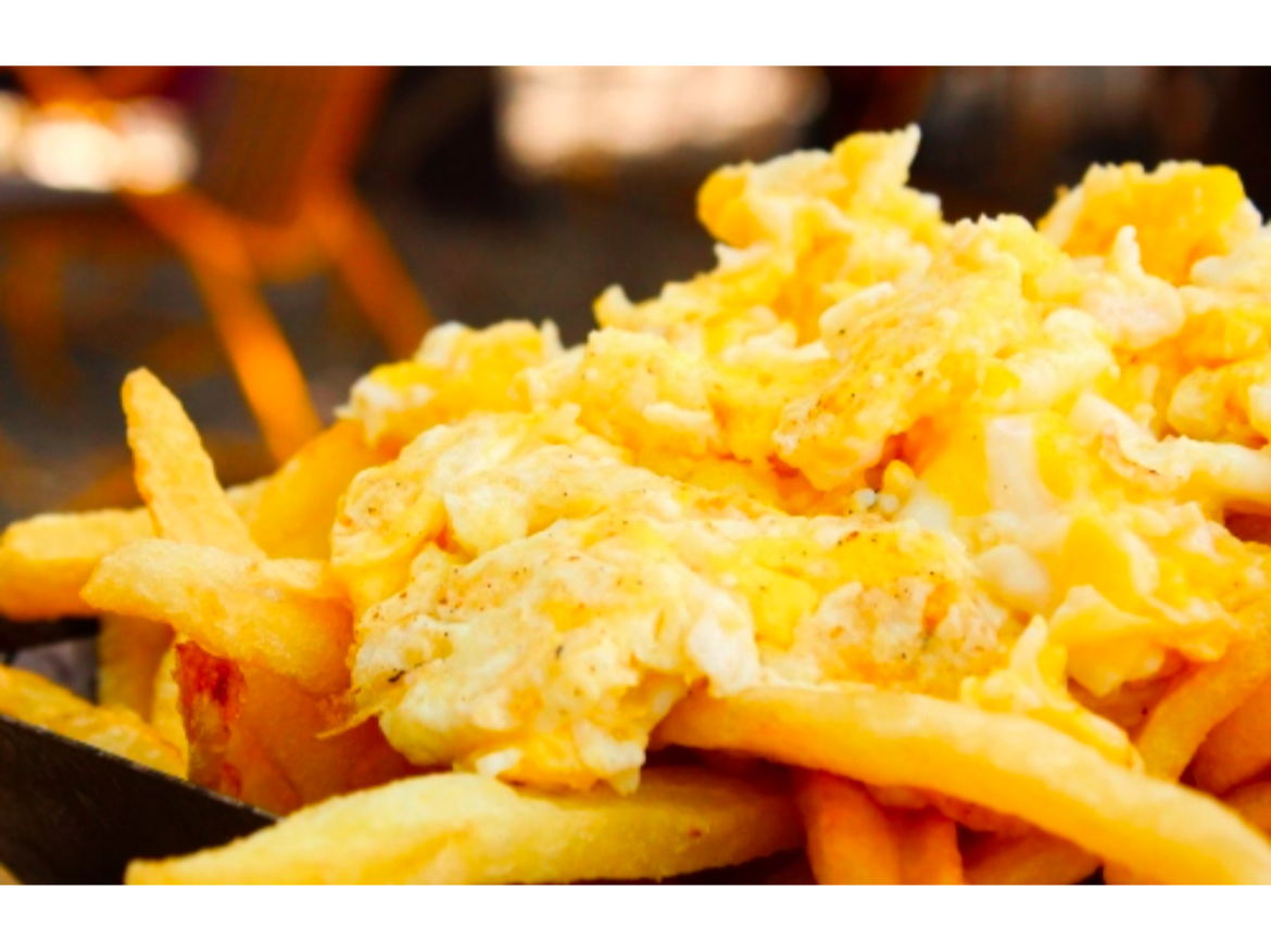 PAPAS FRITAS CON HUEVO REVUELTOS