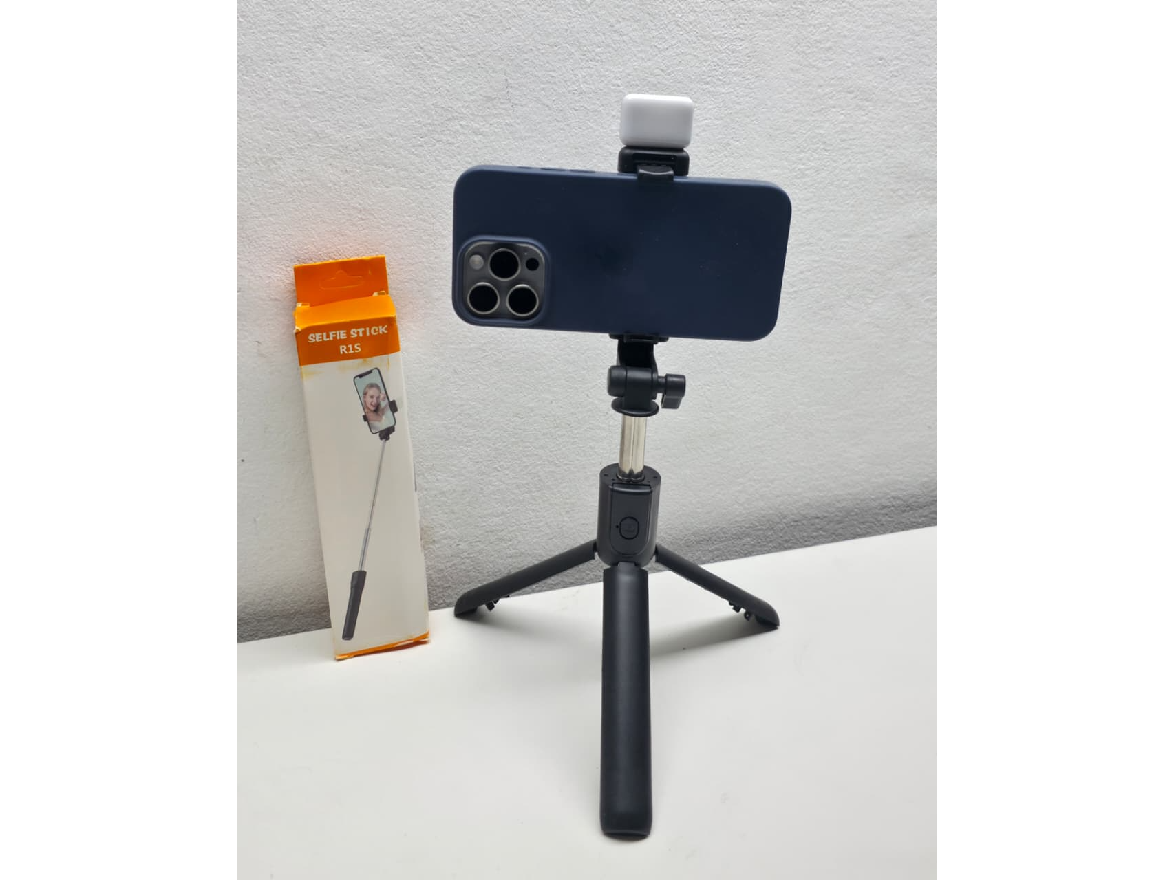Selfie Stick + Trípode con Luz LED (R1S)