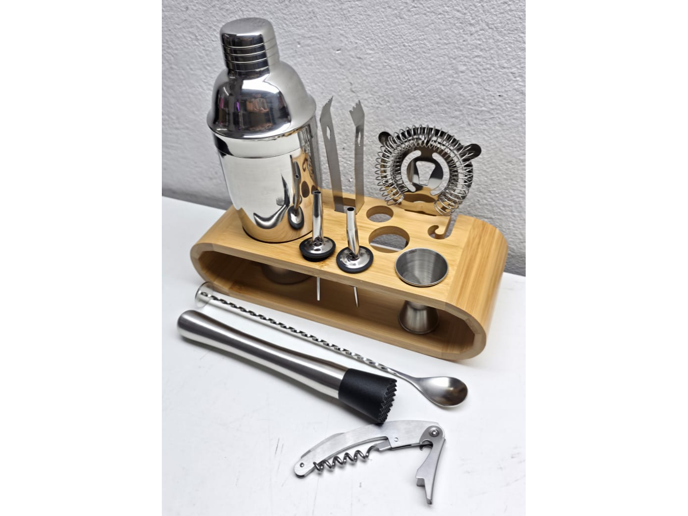 Set de Coctelería Premium con Soporte de Madera