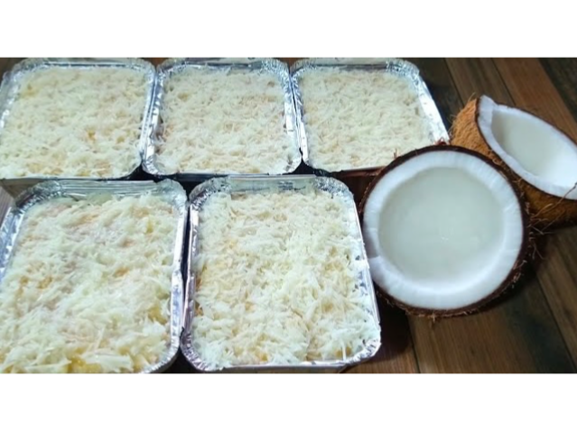 Torta individual de coco con cobertura