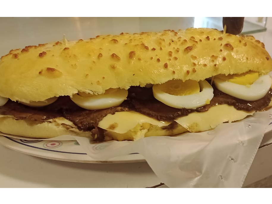 PEBETON DE TERNERA, QUESO Y HUEVO