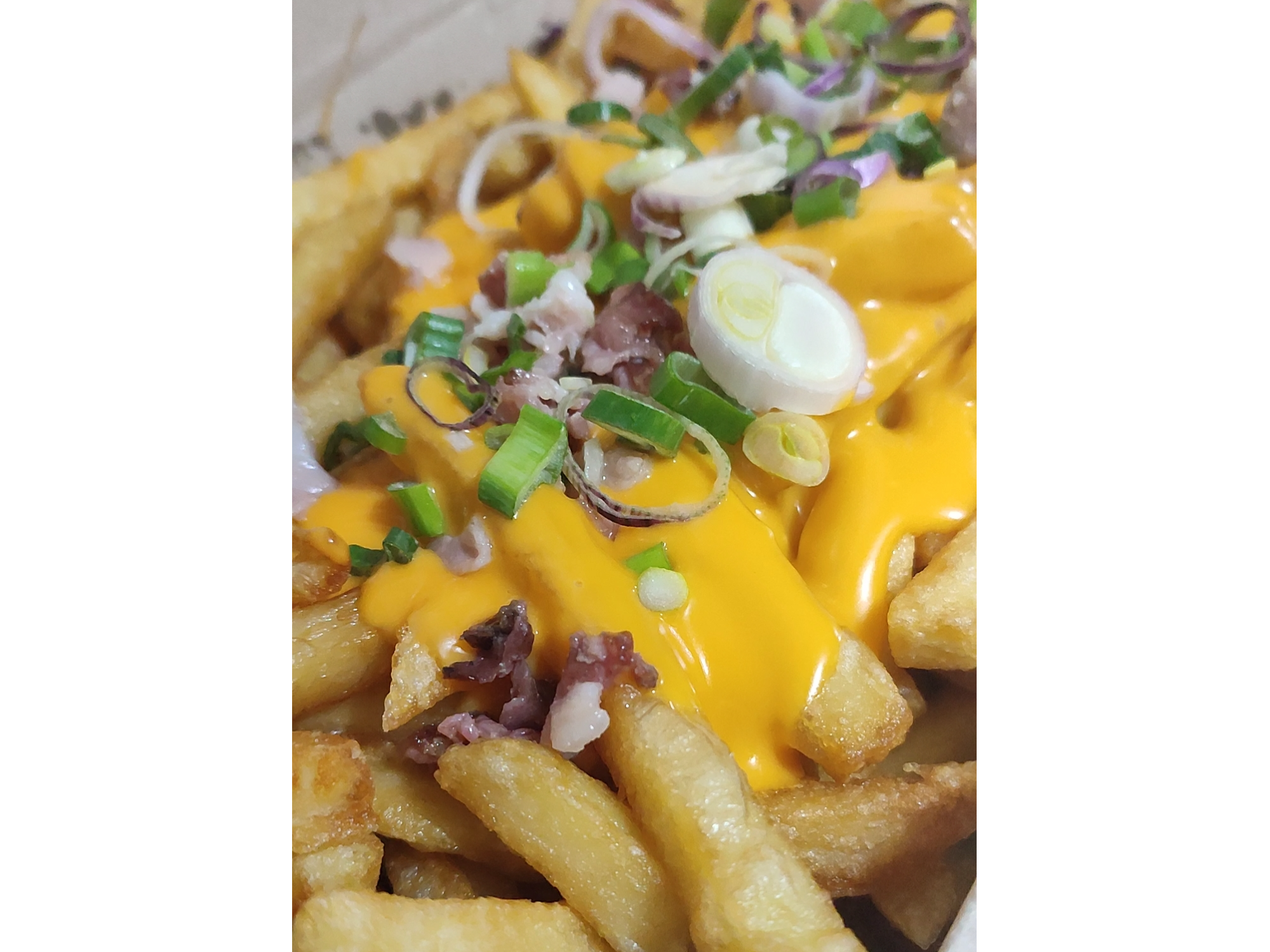 Papas Fritas con Salsa Cheddar Panceta y Verdeo