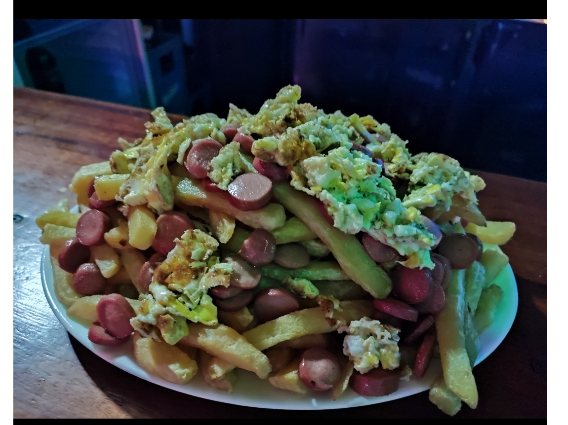 Papas Fritas con Huevo Revuelto y Salchicas
