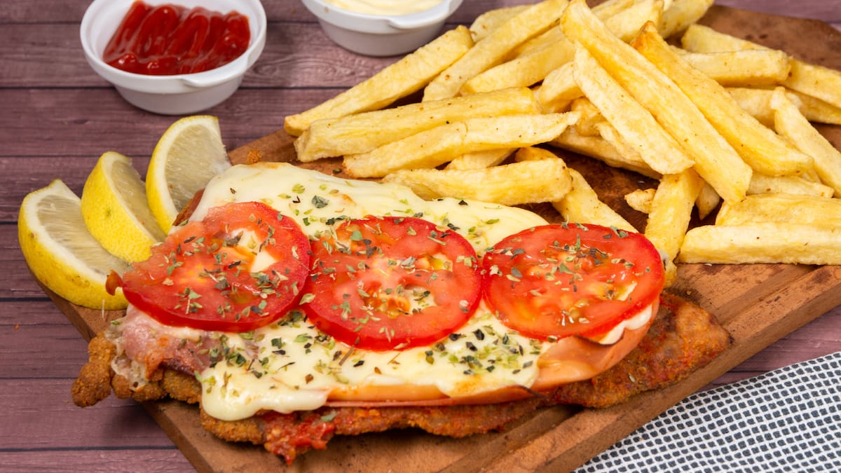 Milanesa napolitana con papas fritas