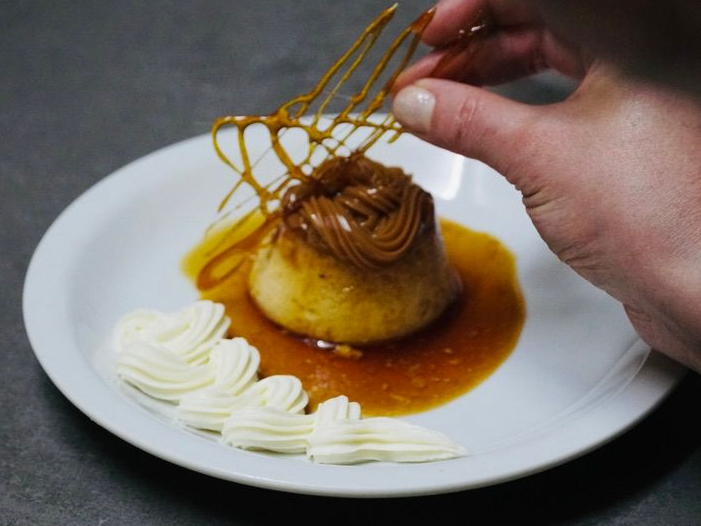 Flan mixto con crema y dulce de leche