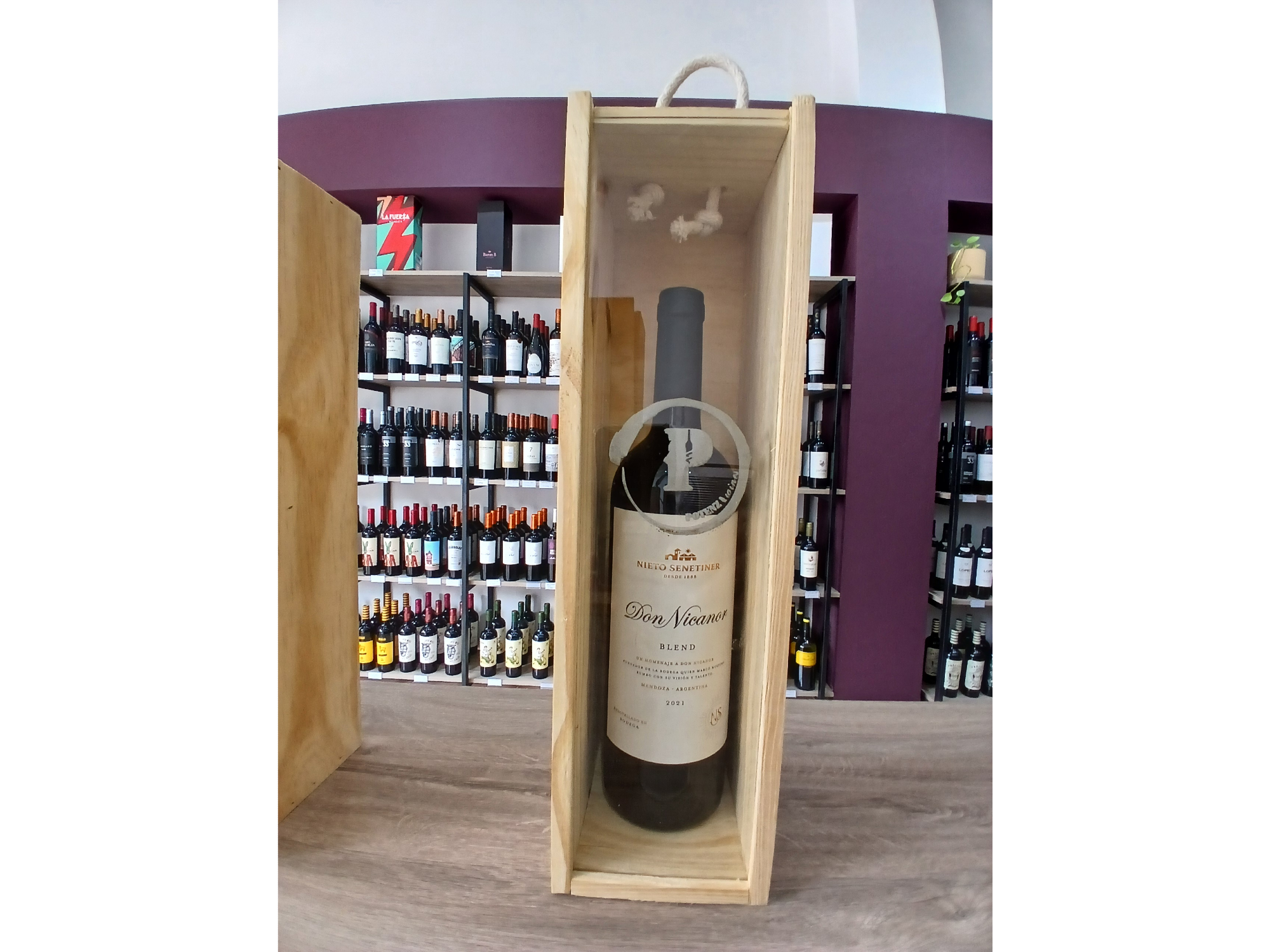 Caja de madera con tapa de vidrio + vino Don Nicanor Blend x 750 ml