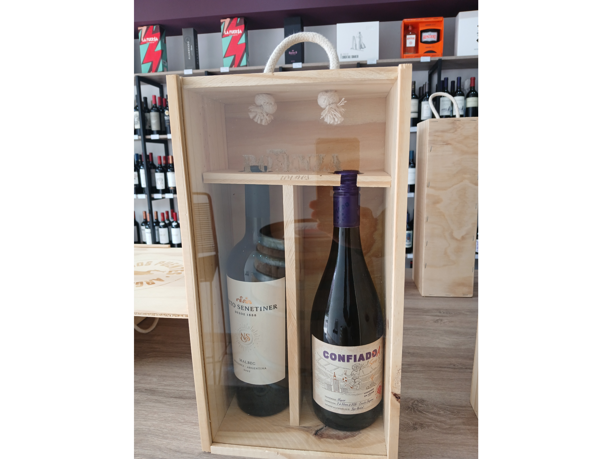 Caja de madera con tapa de vidrio + vino Nieto Senetiner malbec x 750 ml + vino Confiado viognier x 750 ml