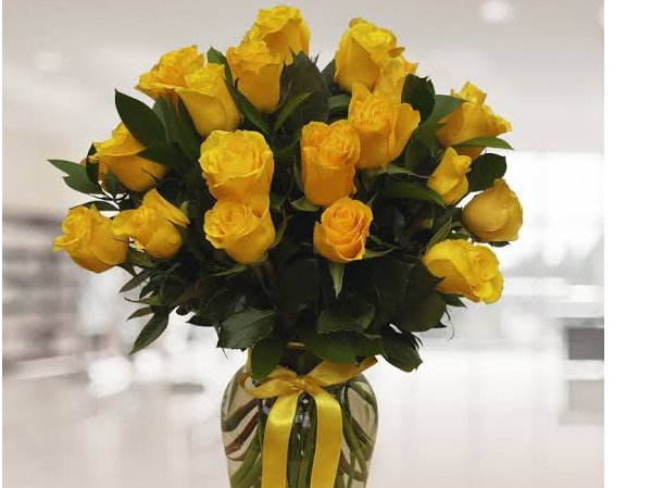 Florero de 12 rosas amarillas