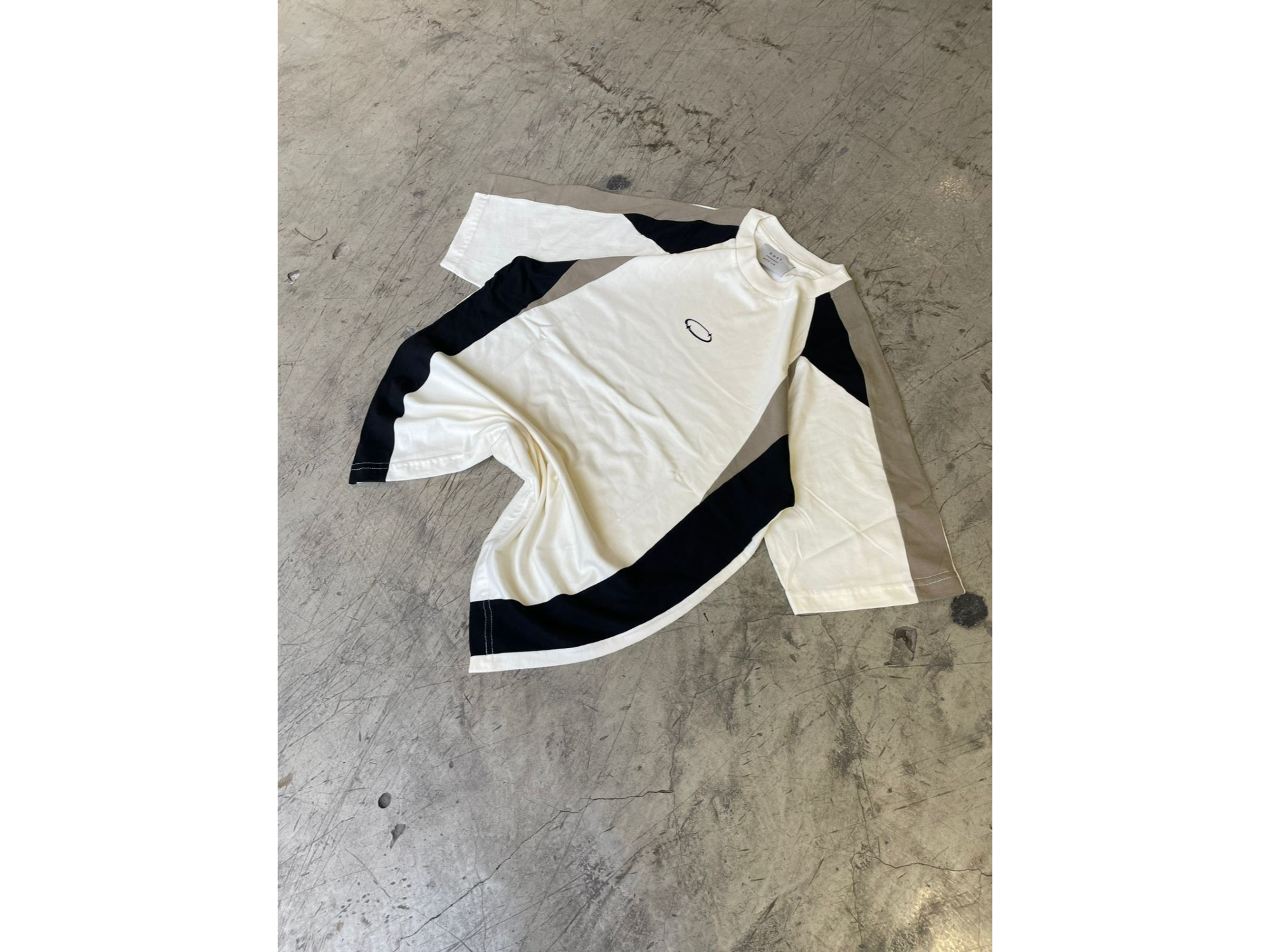 REMERA C/RECORTES CIRCULO *944