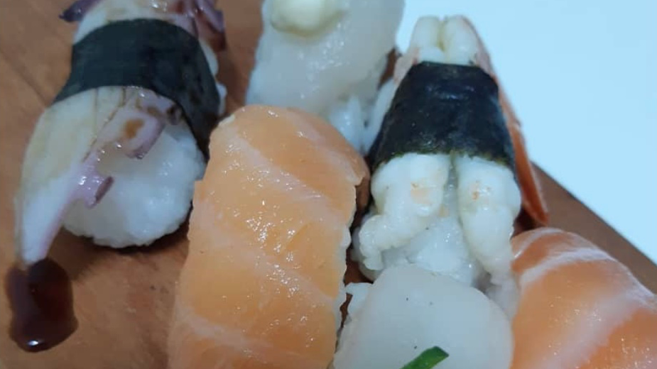 NIGUIRIS(FINAS LÁMINAS DE PESCADO SOBRE ARROZ)