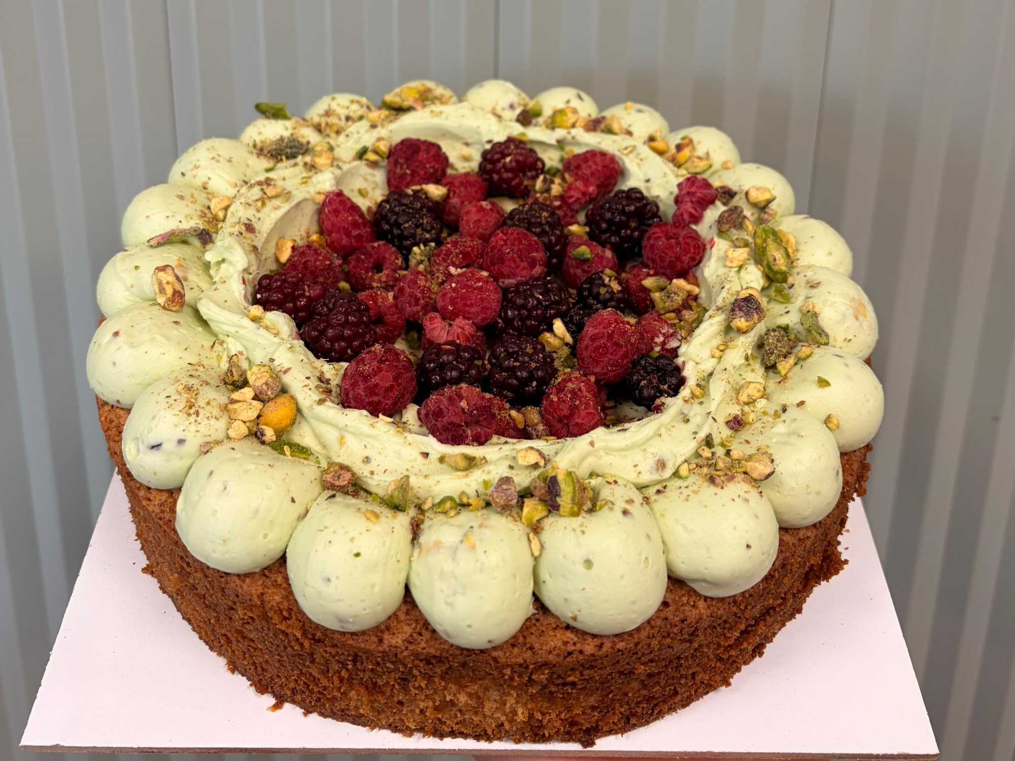 BLONDIE CON PISTACHO Y FRAMBUESAS