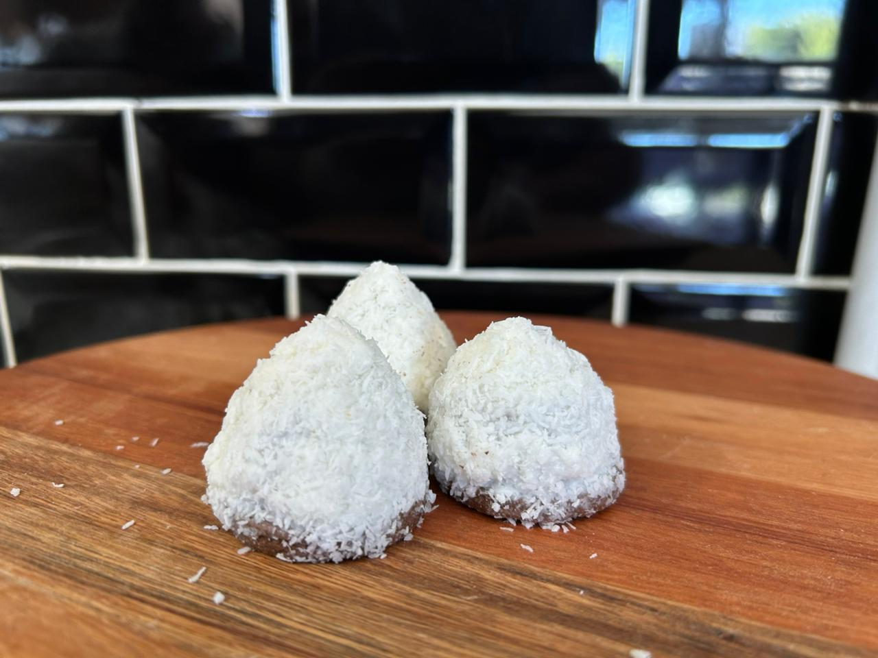 Mini conitos de coco con dulce de leche x12